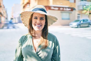 Genç İspanyol kadın tatilde. Gülümsüyor. Şehrin caddesinde mutlu yürüyüşler.