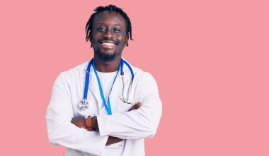 Doktor steteskop ve kimlik kartı takan, kollarını kavuşturup kameraya gülümseyen Afro-Amerikan genç adam. pozitif kişi. 