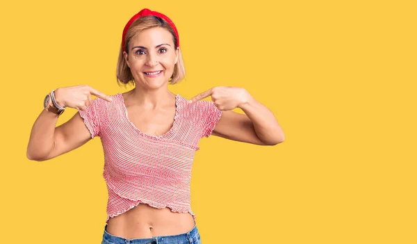 Jonge Blonde Vrouw Dragen Casual Kleding Diadeem Kijken Zelfverzekerd Met — Stockfoto