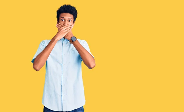 Молодой Африканский Американец Одетый Повседневную Одежду Шокирован Закрывая Рот Руками — стоковое фото