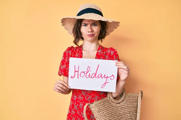 Menina Bonita Nova Usando Chapéu Verão Bolsa Vime Segurando Feriados — Fotografia de Stock