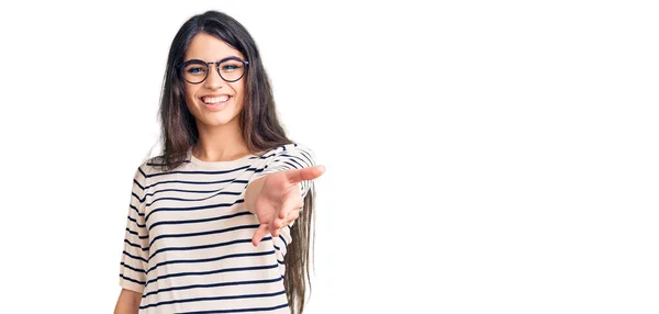 Morena Adolescente Con Ropa Casual Gafas Sonriente Amistoso Ofreciendo Apretón — Foto de Stock