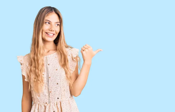 Schöne Kaukasische Frau Mit Blonden Haaren Trägt Elegante Sommerkleidung Lächelnd — Stockfoto