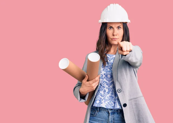 Jong Mooi Brunette Vrouw Dragen Architect Hardhat Houden Blauwdruk Wijzen — Stockfoto