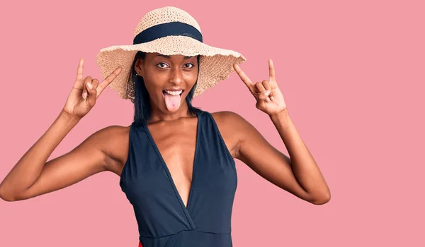 Молода Афро Американська Жінка Купальнику Літній Капелюх Кричать Божевільним Виразом — стокове фото