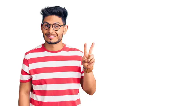 Красивый Латиноамериканец Молодой Человек Повседневной Одежде Очках Показывающий Пальцами Номер — стоковое фото
