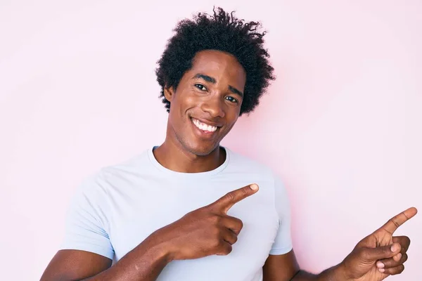 Yakışıklı Afro Saçlı Sıradan Giyinmiş Gülümseyen Kameraya Bakan Iki Eli — Stok fotoğraf