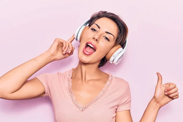 Junge Schöne Frau Die Musik Über Kopfhörer Hört Lächelt Glücklich — Stockfoto