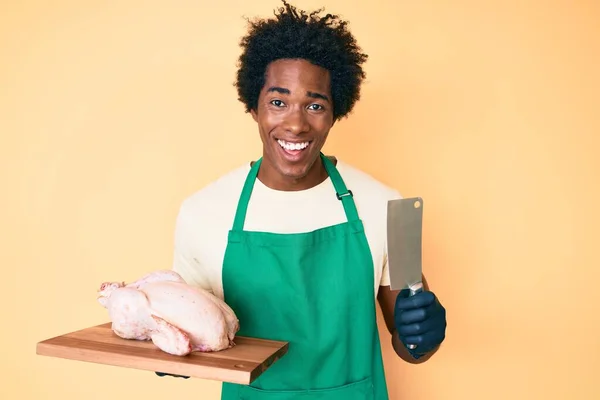 Поганий Афро Американець Волоссям Афроамериканця Куховарському Фартусі Курячий Посміхається Сміється — стокове фото