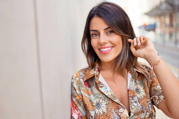 Hermosa Joven Con Ropa Moda Caminando Por Calle — Foto de Stock