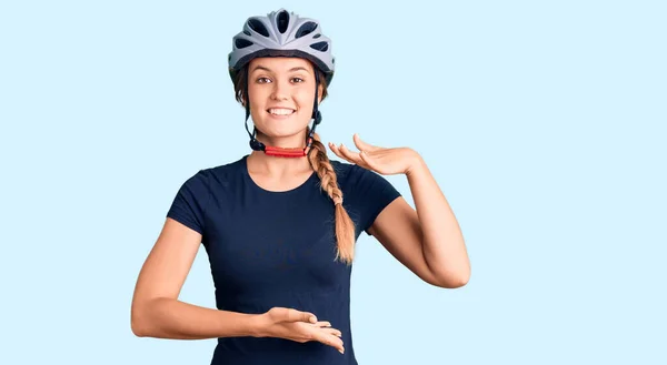 Beautiful Caucasian Woman Wearing Bike Helmet Gesturing Hands Showing Big — Stock Photo, Image