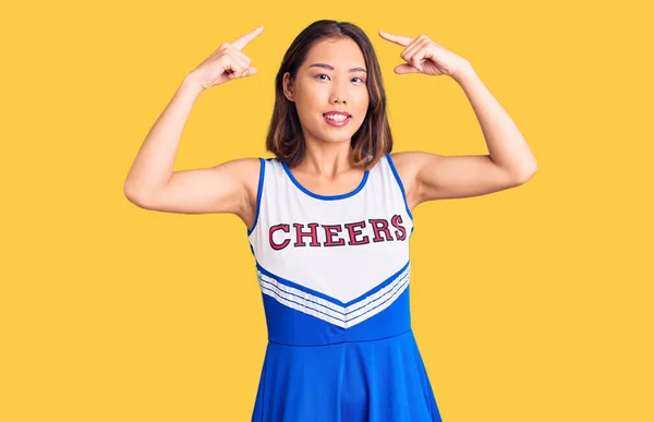 Młoda Piękna Chinka Mundurze Cheerleaderki Uśmiechnięta Głowy Palcem Rąk Świetny — Zdjęcie stockowe