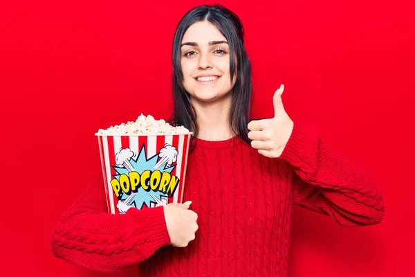 Giovane Bella Ragazza Mangiare Popcorn Sorridente Felice Positivo Pollice Facendo — Foto Stock