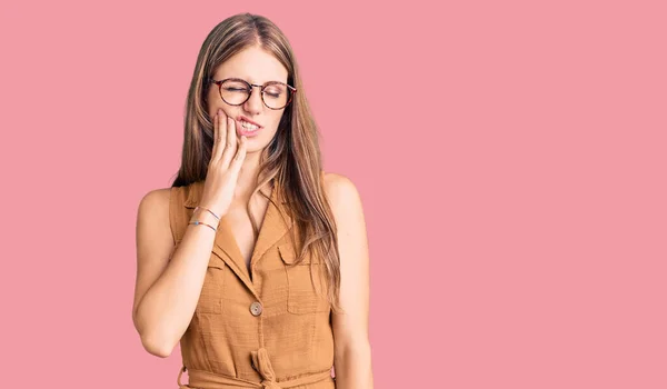 Ung Vacker Blond Kvinna Bär Casual Kläder Och Glasögon Röra — Stockfoto