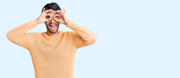 Hombre Hispano Guapo Usando Suéter Casual Haciendo Buen Gesto Como —  Fotos de Stock