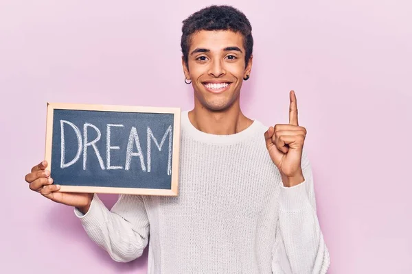 Ung Afrikansk Amercian Man Håller Svarta Tavlan Med Dröm Ord — Stockfoto