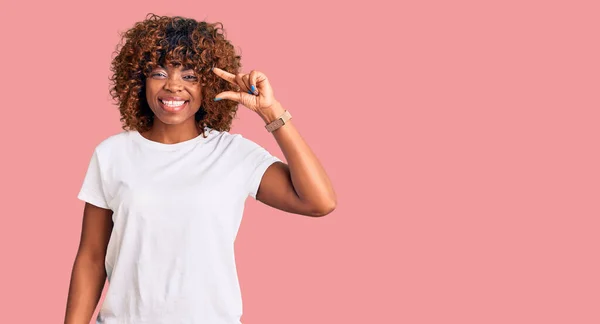 Jonge Afro Amerikaanse Vrouw Draagt Casual Witte Tshirt Glimlachend Zelfverzekerd — Stockfoto