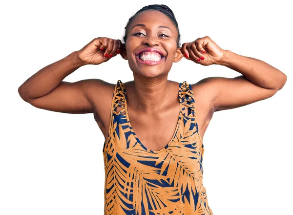 若いアフリカ系アメリカ人女性のカジュアルな服を指で耳を引く笑顔を着て 面白いジェスチャー オーディション問題 — ストック写真