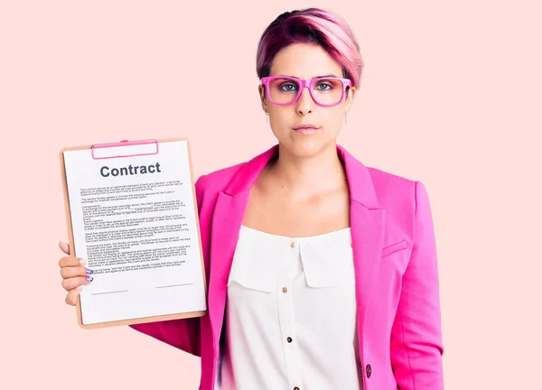 Młoda Piękna Kobieta Różowymi Włosami Trzymając Schowek Dokumentem Umowy Sceptyczny — Zdjęcie stockowe