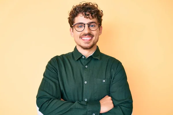 Joven Hombre Caucásico Con Pelo Rizado Vistiendo Ropa Casual Gafas —  Fotos de Stock