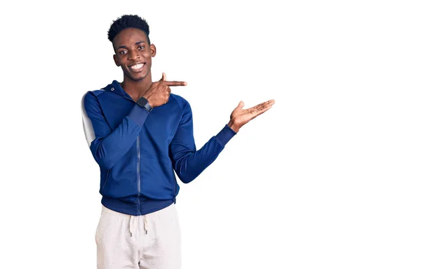 Jovem Afro Americano Vestindo Roupas Esportivas Espantado Sorrindo Para Câmera — Fotografia de Stock