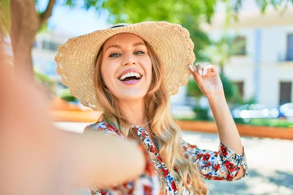 Giovane Bella Donna Bionda Vacanza Indossando Cappello Estivo Sorridente Felice — Foto Stock