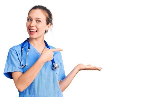 Giovane Bella Donna Bionda Indossa Uniforme Medico Stetoscopio Stupito Sorridente — Foto Stock