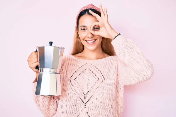 Jovem Morena Segurando Italiano Cafeteira Sorrindo Feliz Fazendo Sinal Com — Fotografia de Stock