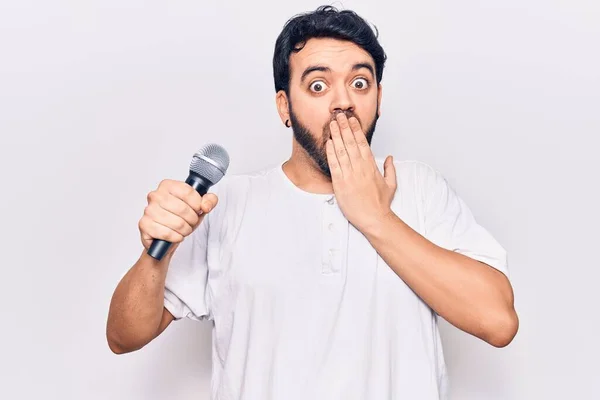 Genç Spanyol Adam Mikrofonla Şarkı Söylüyor Ağzını Eliyle Kapatıyor Şok — Stok fotoğraf