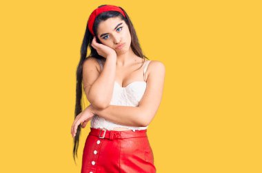 Zarif görünümlü esmer kız kollarını kavuşturarak depresyondan sıkılmış ve yorgun görünüyor.. 