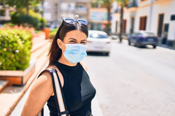 Jovem Bela Mulher Morena Usando Máscara Médica Caminhando Rua Cidade — Fotografia de Stock