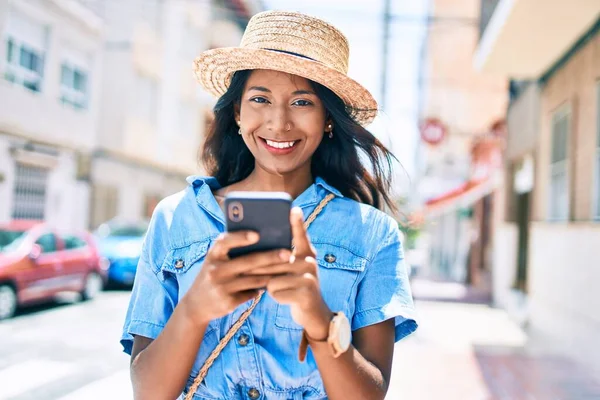 Mujer India Joven Sonriendo Feliz Usando Teléfono Inteligente Ciudad — Foto de Stock