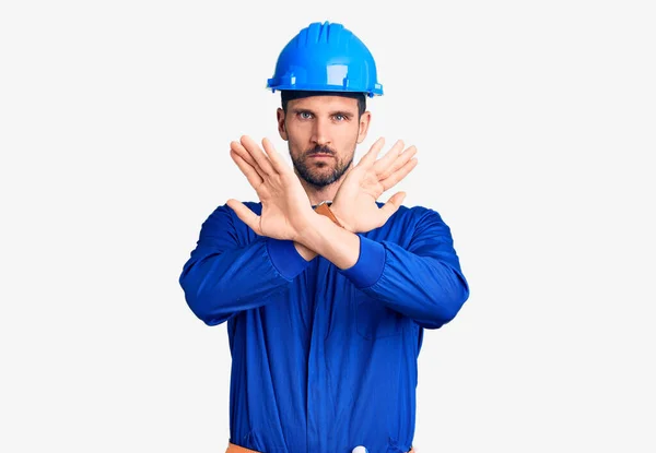 Joven Hombre Guapo Con Uniforme Trabajador Puño Duro Puñetazo Para — Foto de Stock