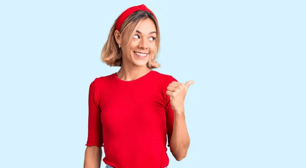 Schöne Kaukasische Frau Lässiger Kleidung Und Rotem Diadem Lächelt Mit — Stockfoto
