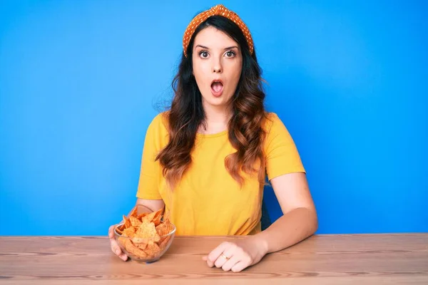 Young Beautiful Brunette Woman Sitting Table Eating Nachos Potato Chips — Stock Photo, Image