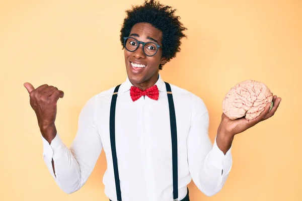 Guapo Africano Americano Nerd Hombre Con Afro Pelo Celebración Cerebro — Foto de Stock