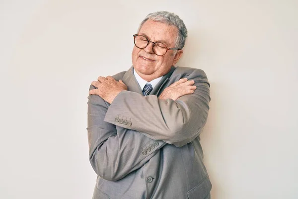 Älterer Grauhaariger Mann Businessanzug Der Sich Glücklich Und Positiv Umarmt — Stockfoto