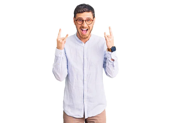 Knappe Jongeman Met Een Beer Een Elegant Zakelijk Shirt Een — Stockfoto