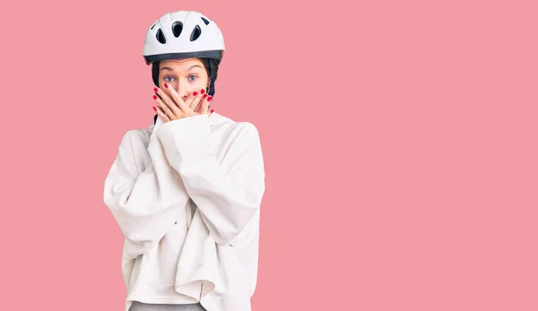 Bisiklet Kaskı Spor Kıyafetler Giyen Güzel Esmer Kadın Yanlışlıkla Ağızlarını — Stok fotoğraf