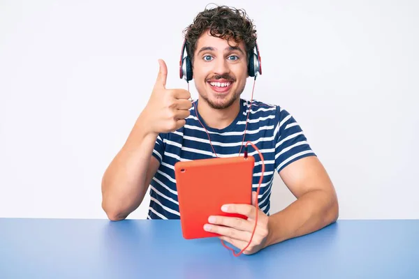 Ung Kaukasisk Man Med Lockigt Hår Med Pekplatta Sitter Bordet — Stockfoto