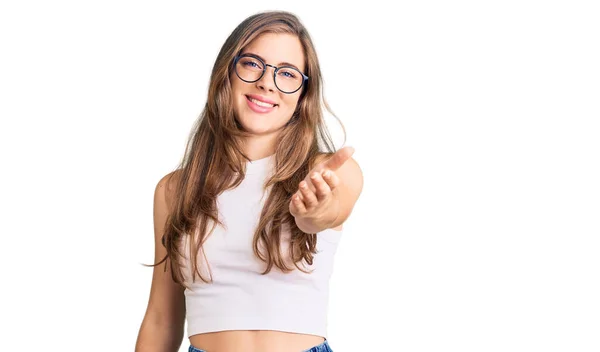 Hermosa Mujer Joven Caucásica Con Ropa Casual Gafas Sonrientes Amistoso — Foto de Stock