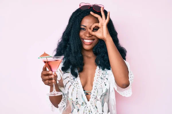 Krásná Africká Žena Sobě Letní Vzhled Pití Koktejl Úsměvem Šťastný — Stock fotografie