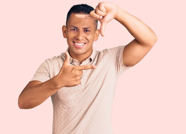 Homem Latino Bonito Jovem Vestindo Roupas Casuais Sorrindo Fazendo Moldura — Fotografia de Stock