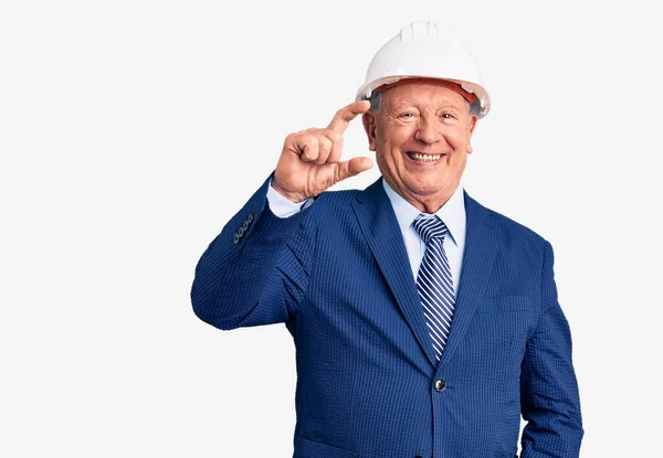 Senior Stilig Gråhårig Man Klädd Kostym Och Arkitekt Hardhat Leende — Stockfoto