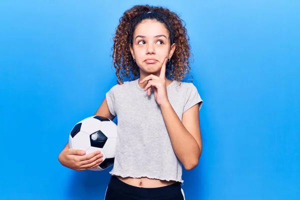 Hermosa Niña Con Pelo Rizado Sosteniendo Pelota Fútbol Cara Seria —  Fotos de Stock