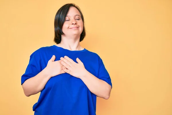 Donna Bruna Con Sindrome Che Indossa Abiti Casual Sorridenti Con — Foto Stock