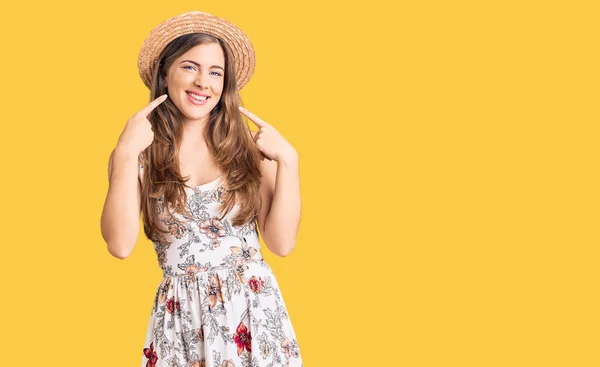Beautiful Caucasian Young Woman Wearing Summer Hat Smiling Cheerful Showing — Stock Photo, Image