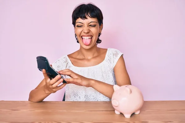 Красива Брюнетка Жінка Катапультує Гроші Заощаджуючи Язик Щасливий Смішним Виразом — стокове фото