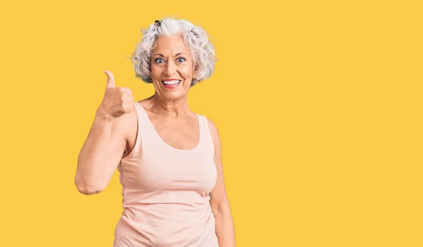 Senior Mujer Pelo Gris Con Ropa Casual Sonriendo Feliz Positivo —  Fotos de Stock