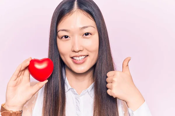 Giovane Bella Donna Cinese Che Tiene Cuore Rosso Sorridente Felice — Foto Stock